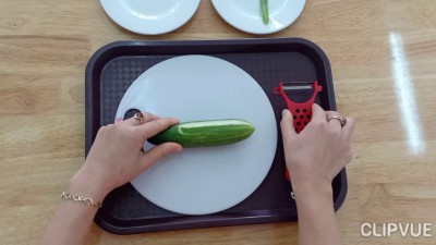 Hướng dẫn trẻ kỹ năng "Nạo dưa chuột"
