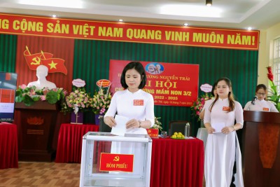 Đoàn chủ tịch và các đảng viên tiến hành bỏ phiếu bầu cử.