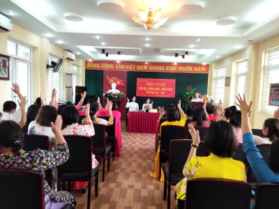 Đoàn viên Công doàn biểu quyết các nội dung trong hội nghị