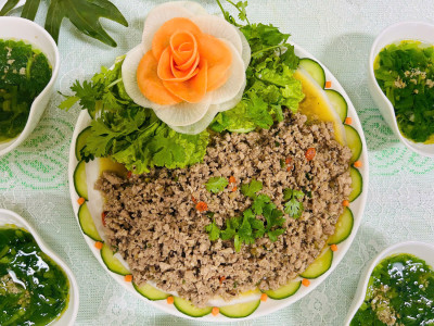 chào mừng ngày Nhà giáo Việt Nam 20/11 với thực đơn món ăn mới: Thịt ngan, thịt lợn om kỳ tử, táo đỏ.