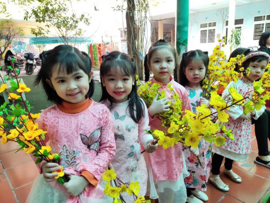 Các bạn nhỏ đang rất háo hức chào đón buổi khai mạc "Lễ hội chào xuân"