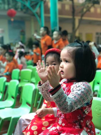HÌnh ảnh các bạn nhỏ vui tươi, háo hức tham gia buổi khai mạc lễ hội