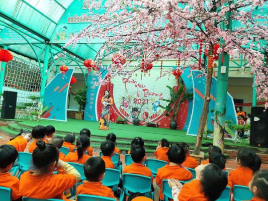 HÌnh ảnh các bạn nhỏ vui tươi, háo hức tham gia buổi khai mạc lễ hội