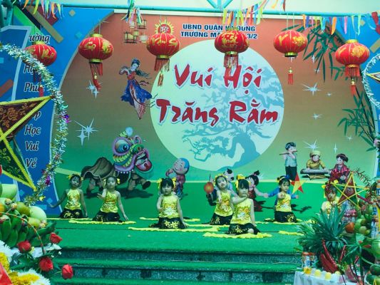 Các bé biểu diễn văn nghệ