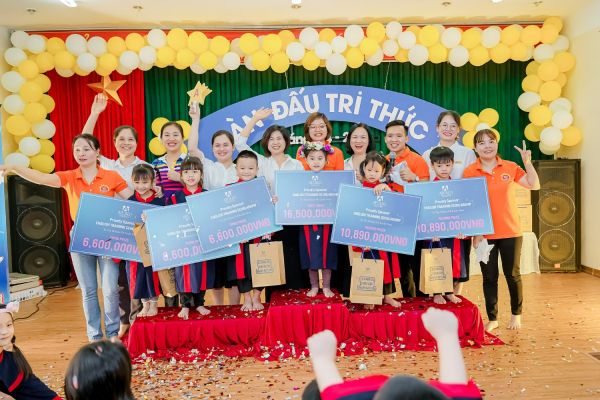 Hình ảnh cô và trò hân hoan mừng chiến thắng