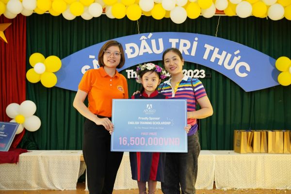Bạn Nguyễn Ngọc Khánh Chi chung vui cùng phụ huynh và cô giáo chủ nhiệm