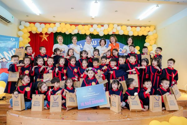 Top 6 chung cuộc cùng chụp ảnh lưu giữ lại những khoảnh khắc đáng nhớ