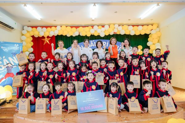 Top 6 chung cuộc cùng chụp ảnh lưu giữ lại những khoảnh khắc đáng nhớ