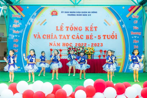 Các tiết mục văn nghệ chào mừng buổi lễ tổng kết của các bé khối 4 tuổi