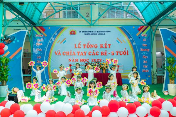 Màn trình diễn vô cùng đặc sắc và ý nghĩa của các bạn nhỏ trường Mầm non 3 - 2
