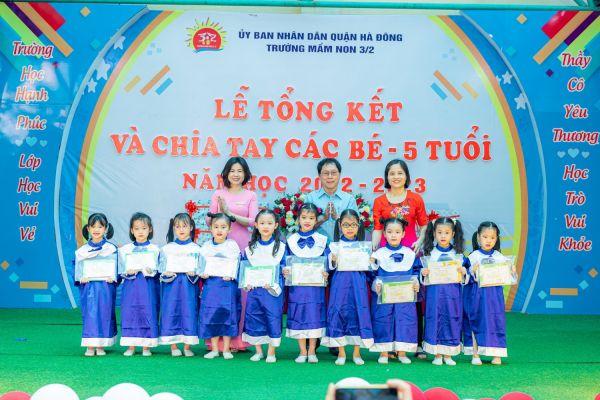Nhà trường cùng Ban đại diện CMHS trao phần thưởng dành tặng các bé đã có thành tích tốt trong năm học vừa qua