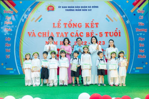 Nhà trường cùng Ban đại diện CMHS trao phần thưởng dành tặng các bé đã có thành tích tốt trong năm học vừa qua