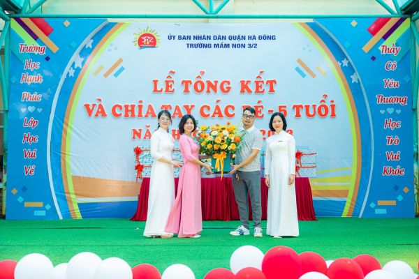 Những đóa hoa tươi thắm được đại diện CMHS dành tặng cho nhà trường