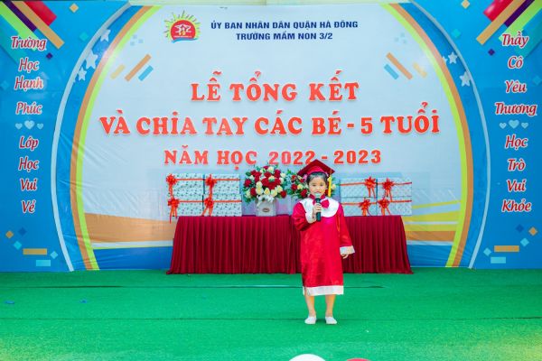 Bé Bảo Trâm chia sẻ cảm xúc của mình trong buổi lễ chia tay các bạn 5 - 6 tuổi