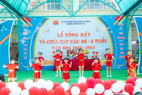 Màn trình diễn vô cùng đặc sắc và ý nghĩa của các bạn nhỏ trường Mầm non 3 - 2