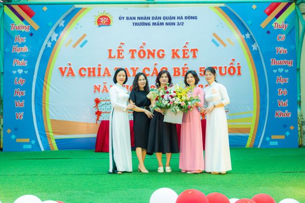 Những đóa hoa tươi thắm được đại diện CMHS dành tặng cho nhà trường