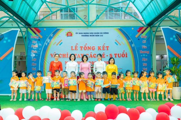 Nhà trường cùng Ban đại diện CMHS trao phần thưởng dành tặng các bé đã có thành tích tốt trong năm học vừa qua