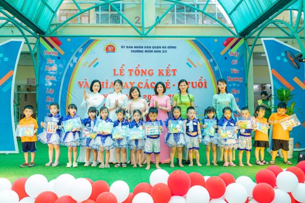 Nhà trường cùng Ban đại diện CMHS trao phần thưởng dành tặng các bé đã có thành tích tốt trong năm học vừa qua