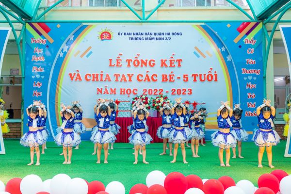 Các tiết mục văn nghệ chào mừng buổi lễ tổng kết của các bé khối 4 tuổi