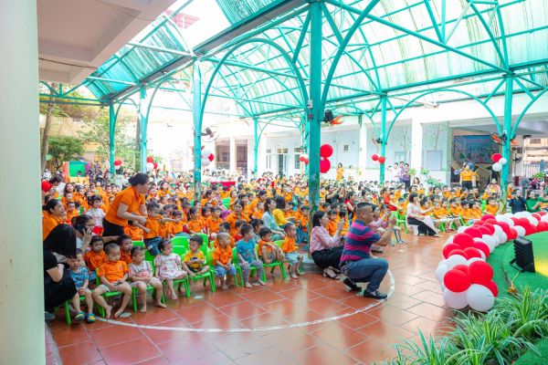 Dưới khán đài là các bạn nhỏ cùng các bậc Phụ huynh hào hứng tham gia buổi lễ Tổng kết