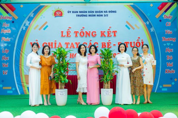 Tình cảm trân quý của các bậc Phụ huynh khi đã dành niềm tin yêu cho các cô giáo và nhà trường