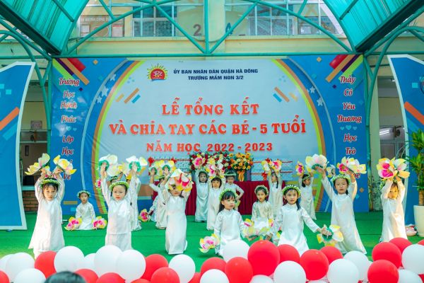Màn trình diễn vô cùng đặc sắc và ý nghĩa của các bạn nhỏ trường Mầm non 3 - 2