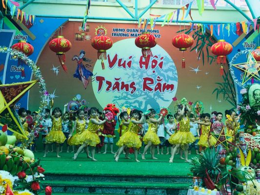 Các bé biểu diễn văn nghệ