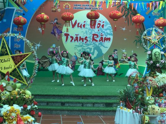Các bé biểu diễn văn nghệ