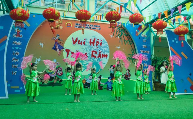 Các bé biểu diễn văn nghệ
