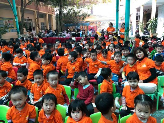 HÌnh ảnh các bạn nhỏ vui tươi, háo hức tham gia buổi khai mạc lễ hội