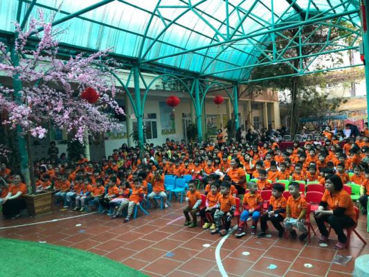 HÌnh ảnh các bạn nhỏ vui tươi, háo hức tham gia buổi khai mạc lễ hội