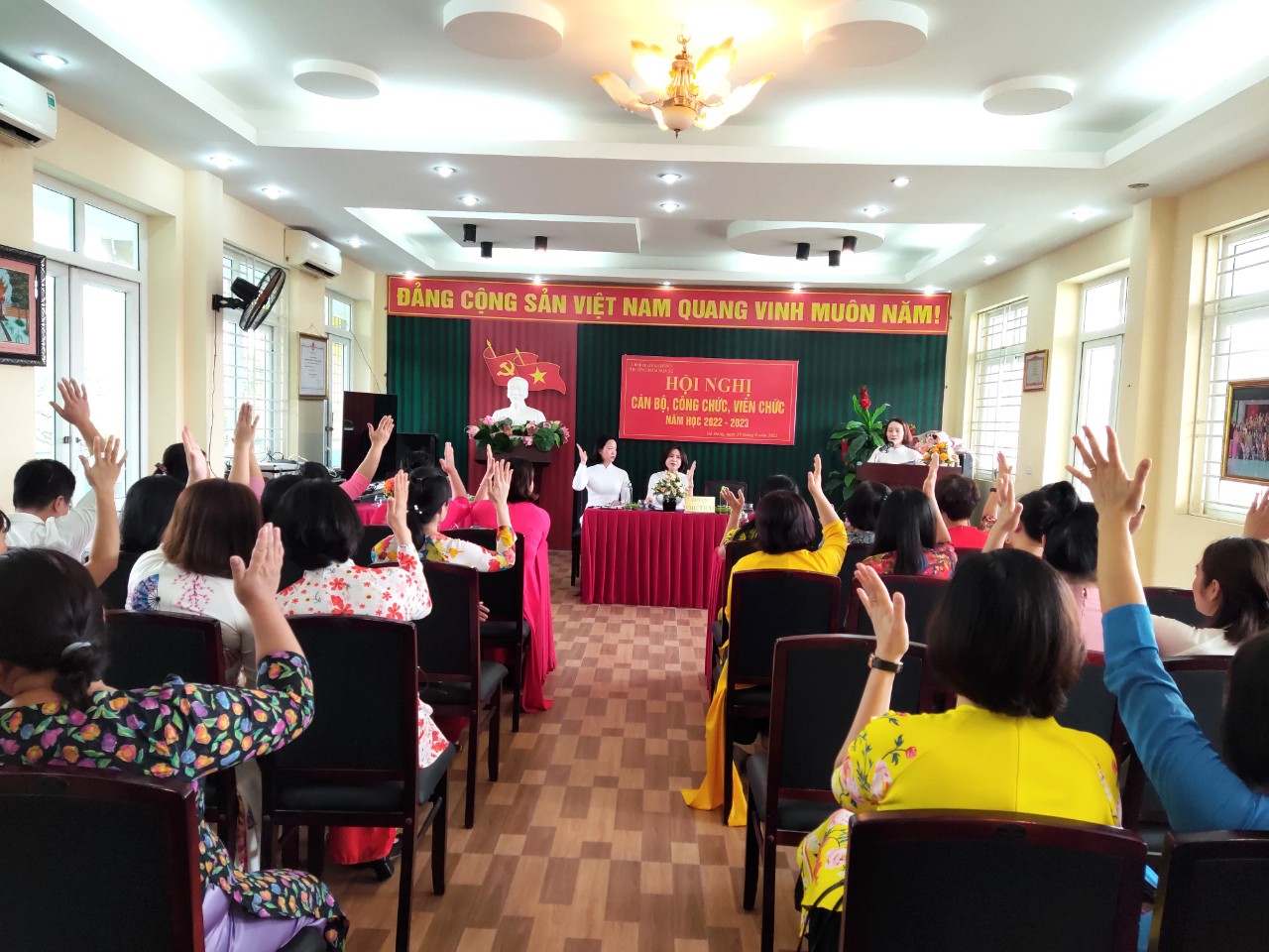 Đoàn viên Công doàn biểu quyết các nội dung trong hội nghị