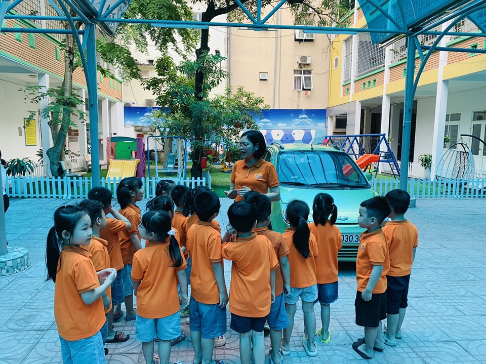 RÈN KĨ NĂNG SỐNG CHO BÉ YÊU : CÁCH THOÁT HIỂM KHI MỘT MÌNH TRÊN XE Ô TÔ
